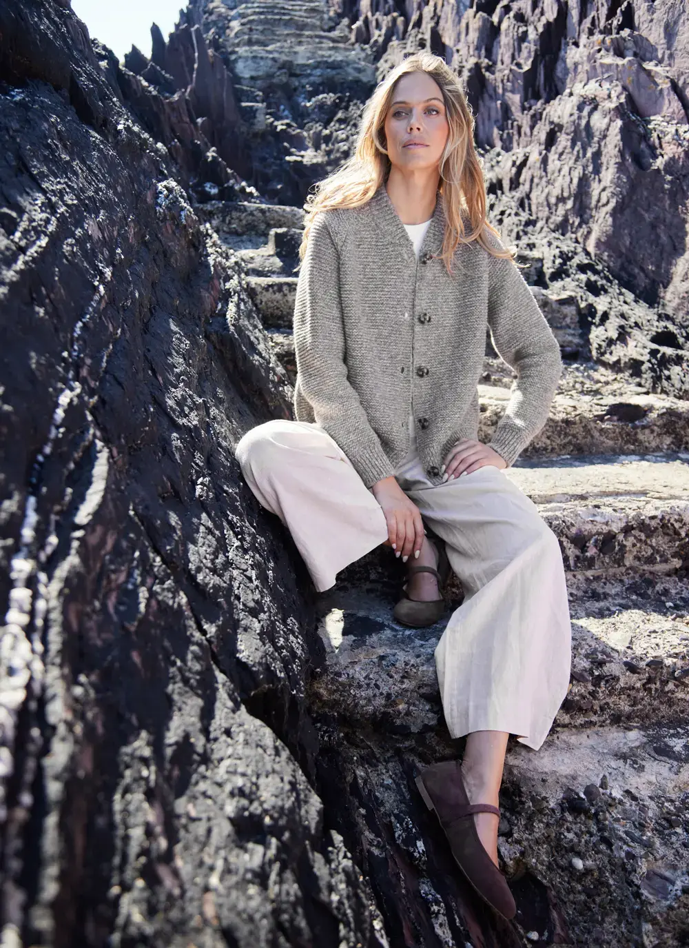 Fisherman Soft Merino Wool Knit Baseball Collar Buttoned Cardigan with Dipped Hem in Muesli